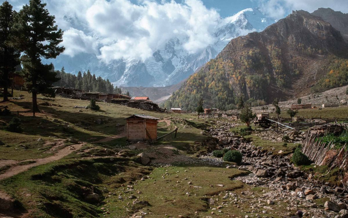 Fairy Meadows z masywem Nanga Parbat w tle