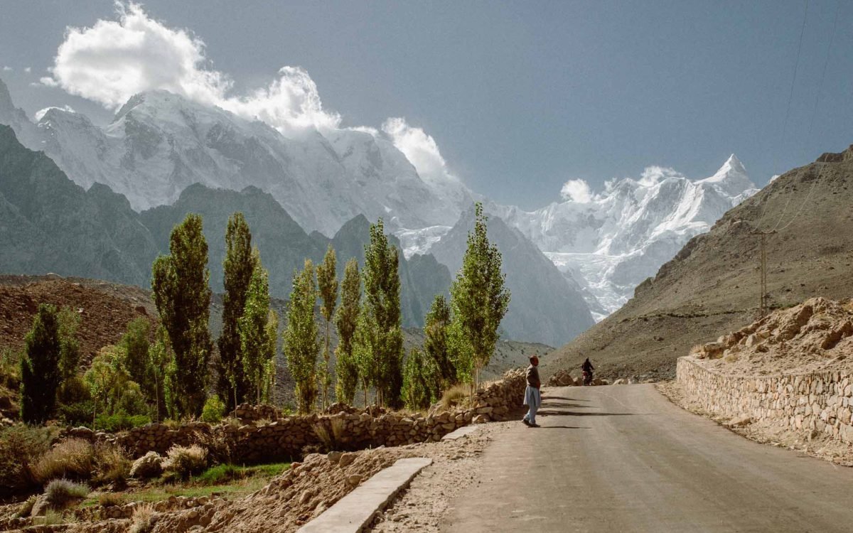 Droga przez dolinę Hunza pod szczytami Passu