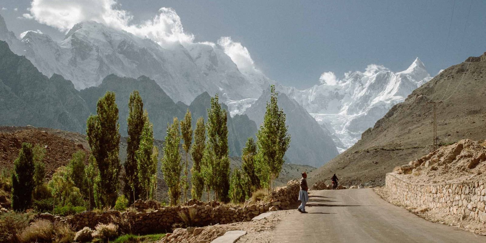 Droga przez dolinę Hunza pod szczytami Passu