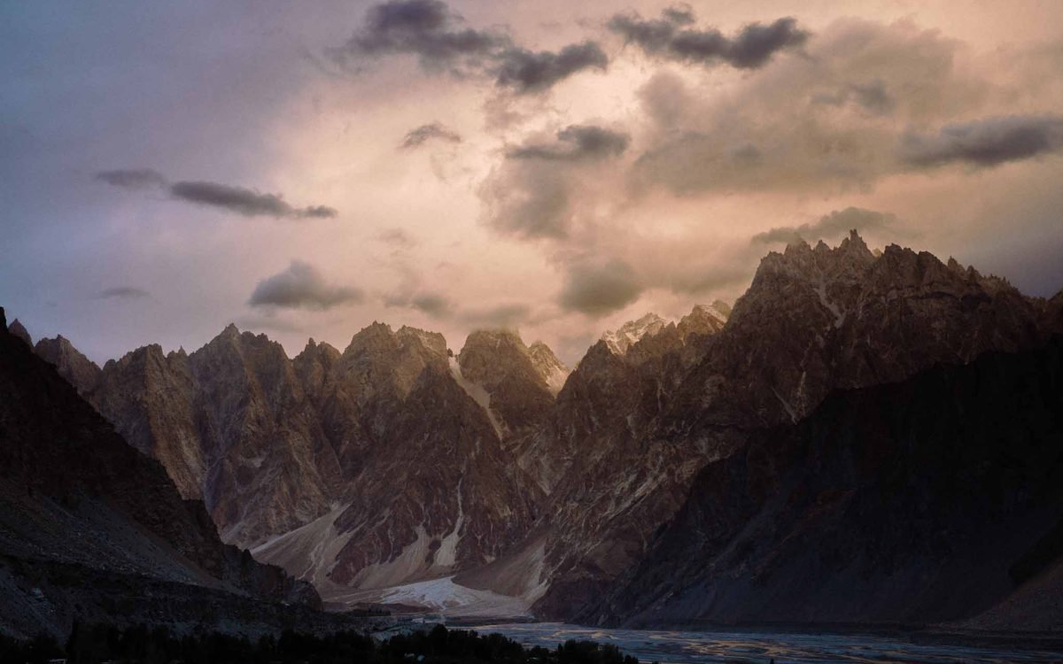 Passu Cones o zachodzie słońca