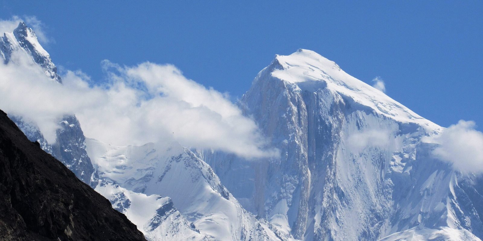 Spantik w chmurach, widok z doliny Nagar